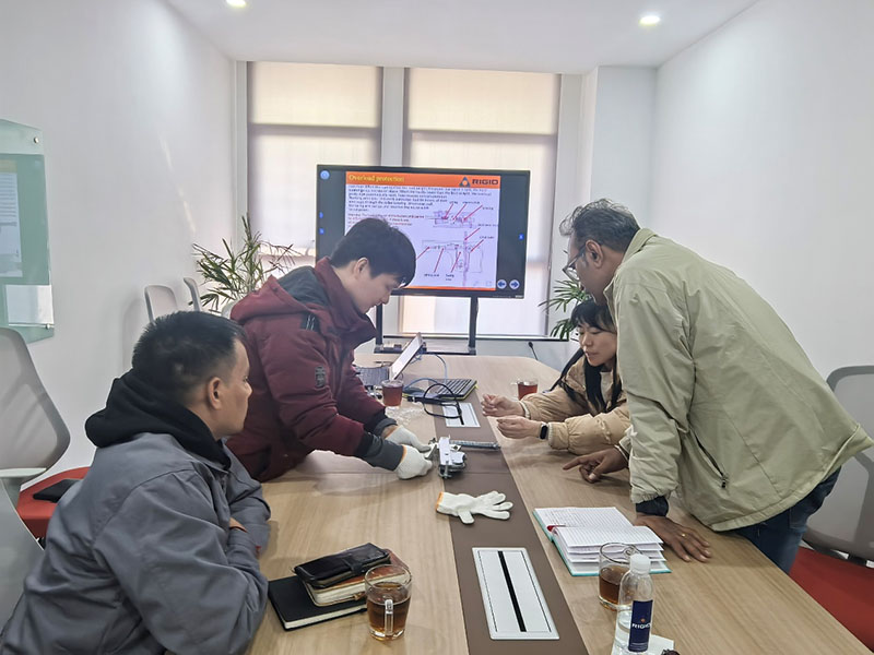 Rajat ylittävä teknologiavaihto: Kansainvälisten asiakkaiden vierailu päättyy onnistuneeseen nostinhuoltokoulutukseen